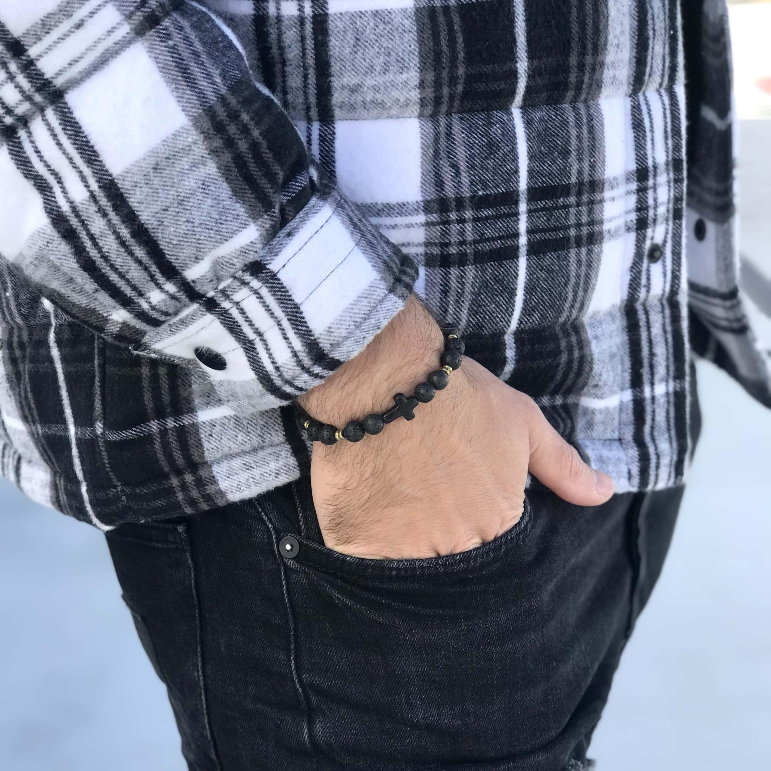 bransoletka męska z krzyżem ława wulkaniczna