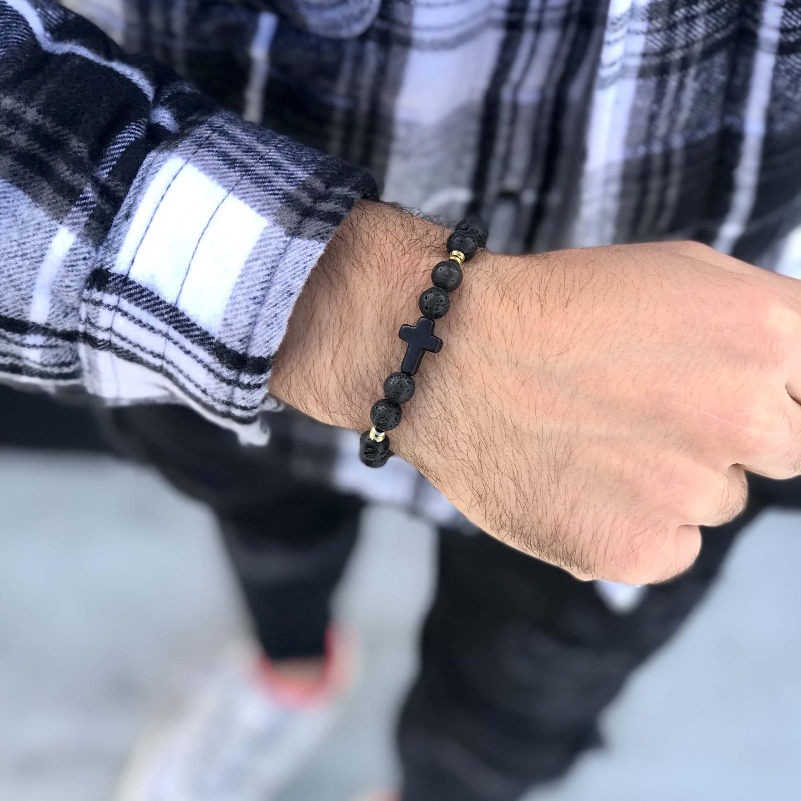 bransoletka męska z krzyżem lawa wulkaniczna