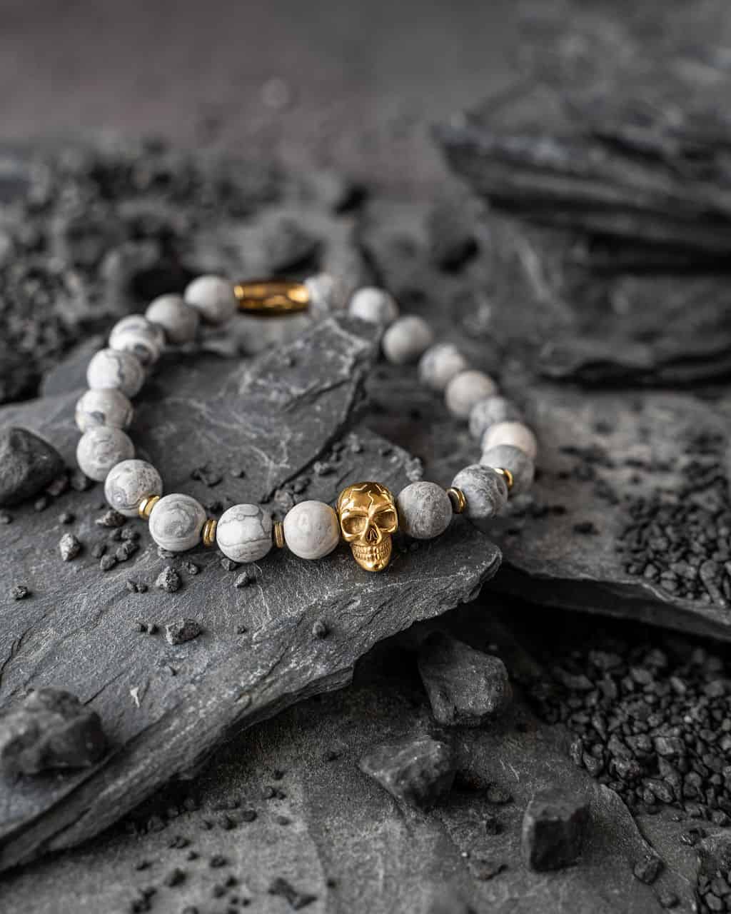 bransoletka z jaspisu ze złotą czaszką
