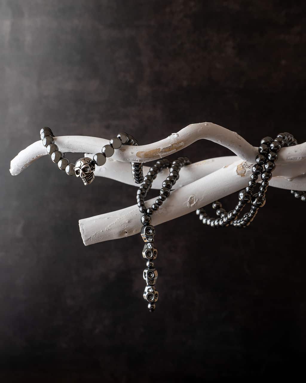 naszyjnik z czaszkami