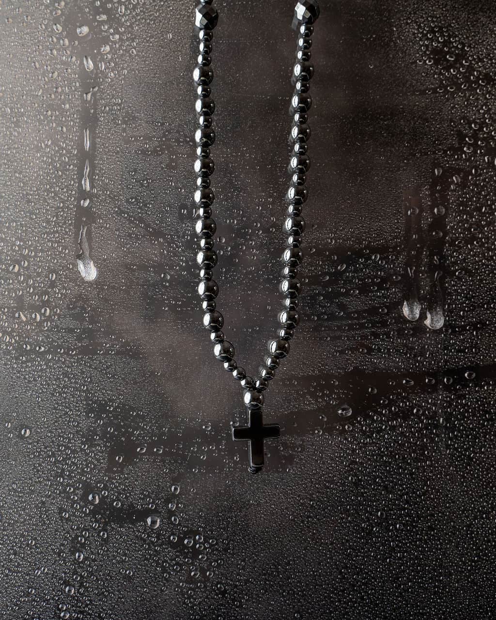 męski naszyjnik z krzyżem hematyt